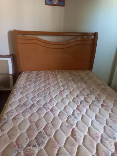 Vendo cama de casal de madeira e colchão  Ortobom, usados.
