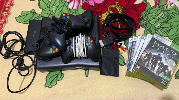 XBOX 360 Slim Desbloqueado + Jogos Mídia Física Originais e HD 750 GB