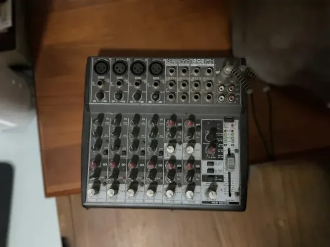 Mesa de som Behringer Xenyx 1202 FX