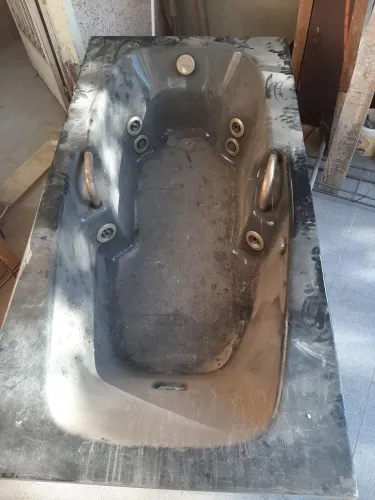 Banheira preta completa com bomba
