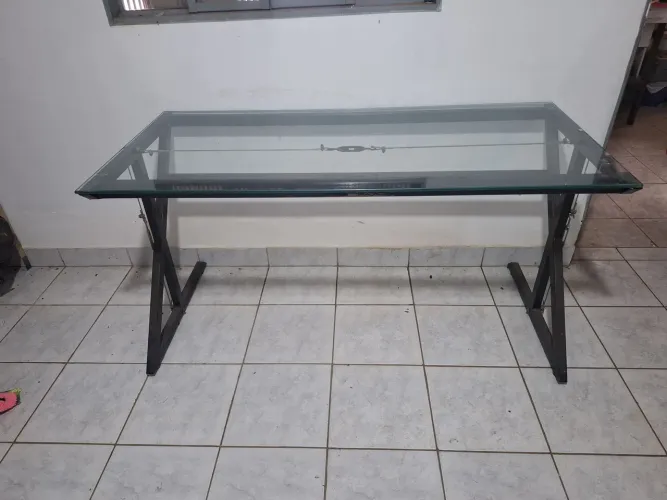 Mesa de aço e vidro