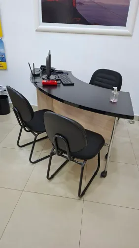 Conjunto de mesa e cadeiras