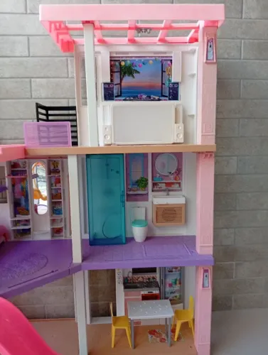 Vendo casinha d Barbie usada