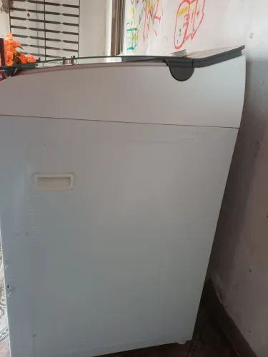 Uma máquina de lavar roupa. 