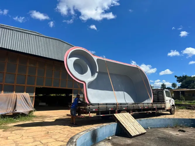Piscina de Fibra Grande instalada com Hidromassagem 