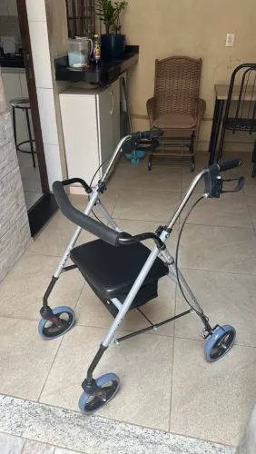 Andador De Alumínio Adaptável 4 Rodas Freios Com Assento E Cesto D12 Dellamed