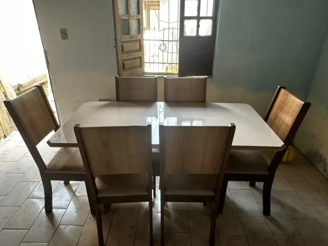 Mesa com 6 cadeiras 