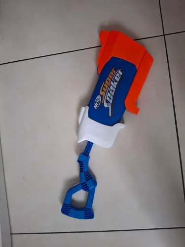Lançador de água nerf usada em bom estado + brinde 