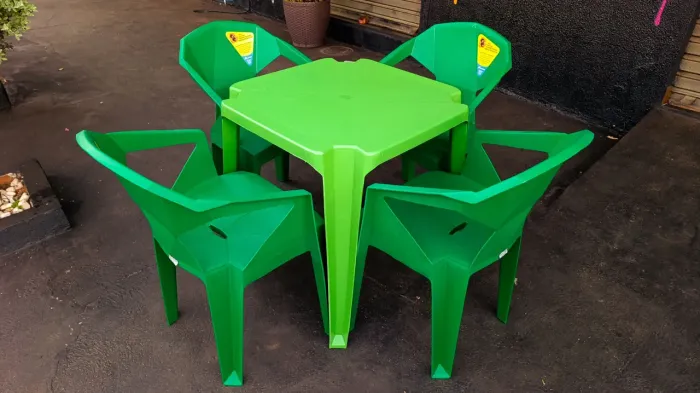 Jogo de mesa e cadeiras plástica Diamond cor verde! Capacidade 182 Kg.