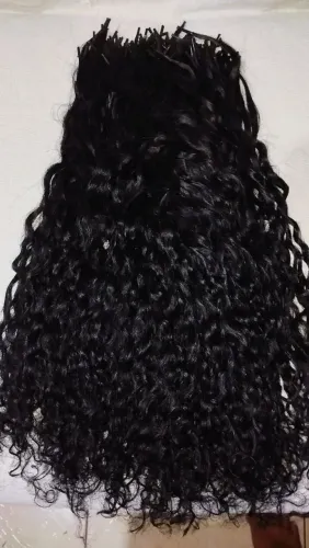 Cabelo humano cacheado já confeccionado.