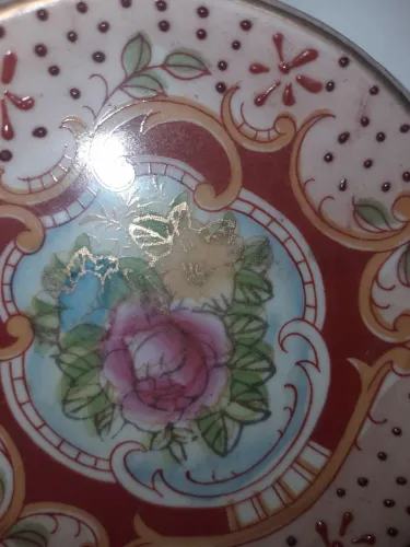 Porcelana Chinesa Antiga com detalhes à ouro pintada a mão