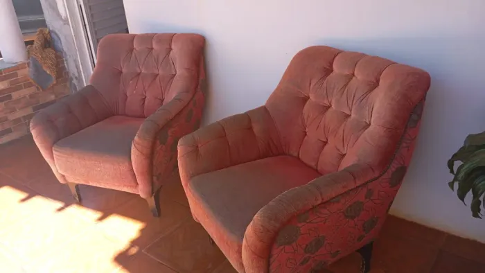 Poltrona por 250,00 reais cada.