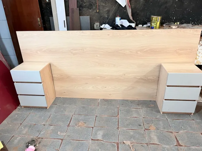 Mesa de cabeceira e cabeceira