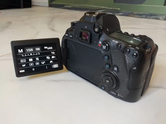 Canon 6D Mark 2 