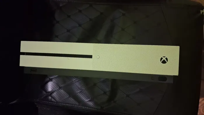 Xbox One S 1 TB + 2 Jogos