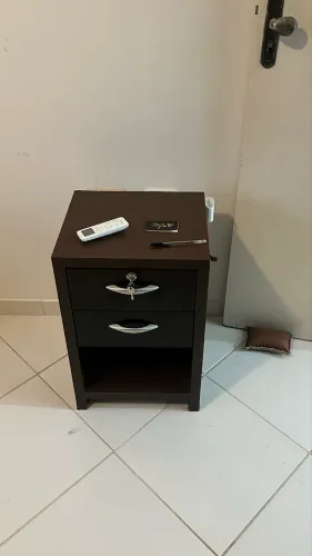 criado-mudo / mesa de cabeceira