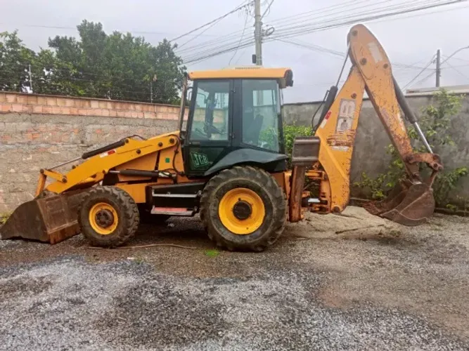 Retroescavadeira JCB 2013 - ACEITO TROCAS