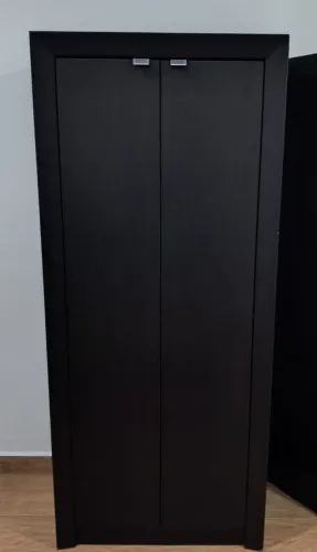 Armário marrom 2 portas e prateleiras