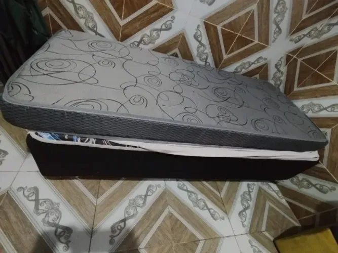 Vendo cama de solteiro com o colchão