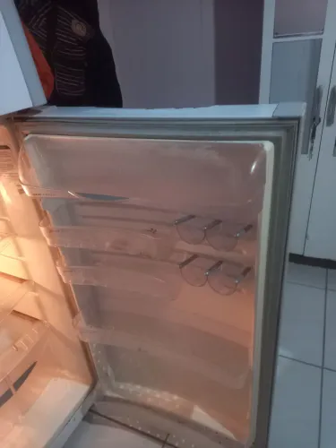 Vendo geladeira modelo GE funcionando perfeitamente.