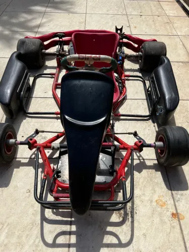 Kart  está desmontado só precisa montar o motor e comprar umas coisinha baratas.