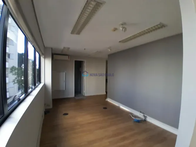Sala comercial para locação! A 110 metros do metrô Saúde!