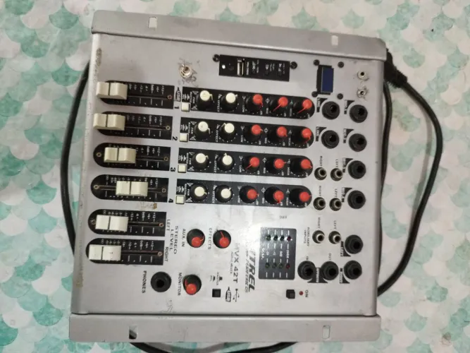 Mesa de som Datrel MVX 42T de 4 canais