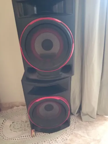 02 Caixas de som LG cada uma 900 watts