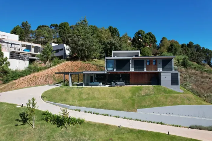 Oportunidade - Casa em condomínio - Condomínio Iporanga - Campos do Jordão - 4 Dormitórios