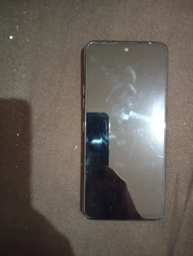 Vendo celular usado mais funciona perfeito tem um trinco na tela pequeno mais não interfer