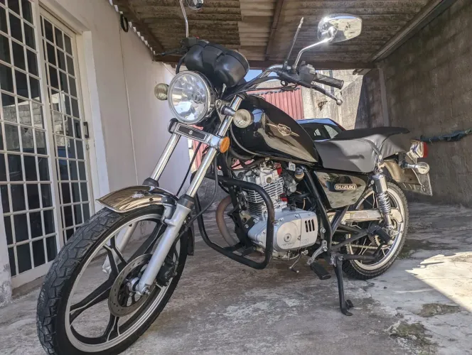 Suzuki Intruder 125 preta