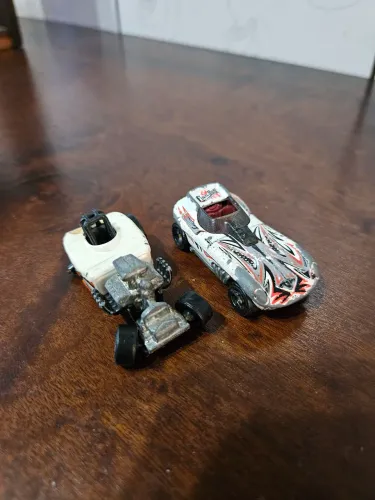 2 Hot Wheels ferro anos 90 e 2000 no estado