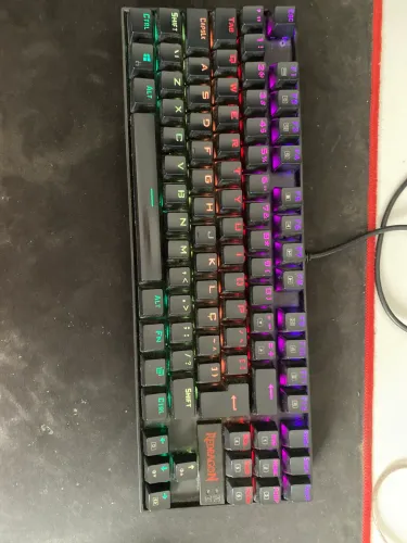 Teclado gamer reddragon Kumara mecanico rgb switch blue ideal para jogos