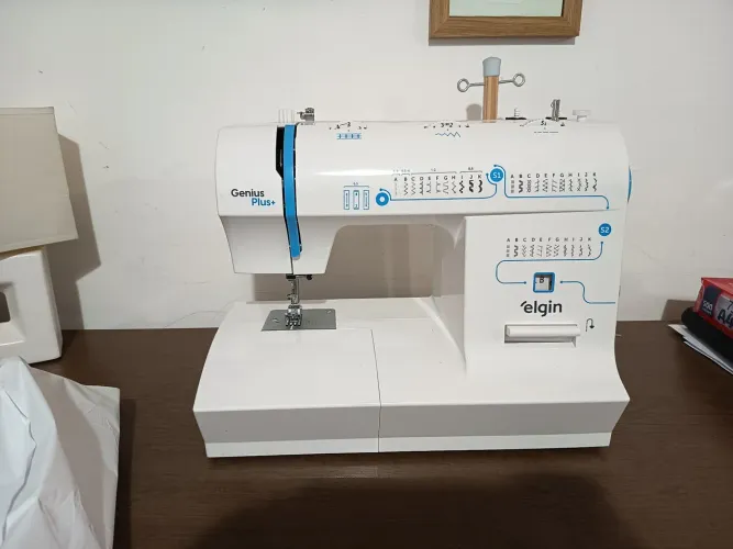 Máquina de costura Elgin Genius plus