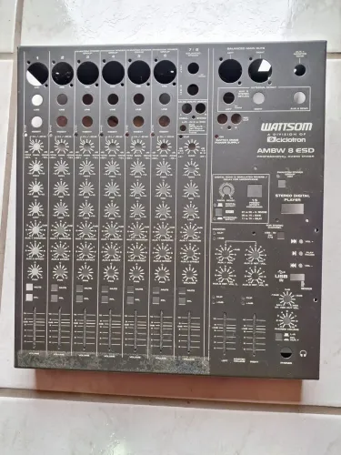 Gabinete da mesa de som CICLOTRON AMBW 8ASD USADO