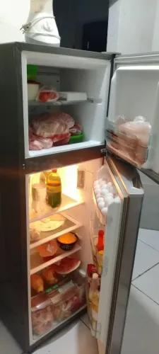 Vendo geladeira semi nova 5 meses de uso motivo da venda mudança