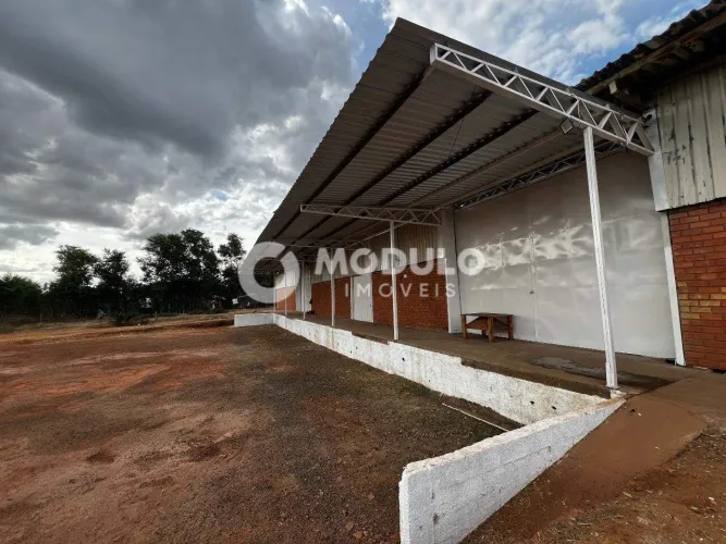 Galpão comercial disponível para locação no bairro São Jorge.