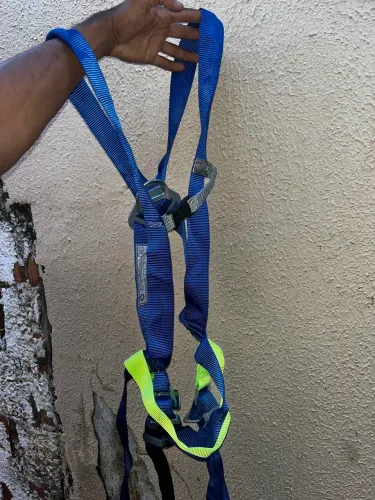 Cinto paraquedista completo com talabarte, ideal para trabalho em altura.