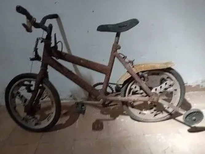 Bicicleta infantil aro 16 com rodinhas. Precisa reformar. R$50. Retirar em Cuiabá.*