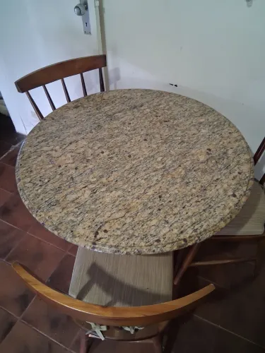 Mesa Redonda tampo de Granito 91cm com três cadeiras