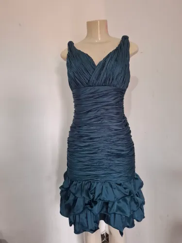Vestido de festa drapeado com saia balonê em tom azul-petróleo