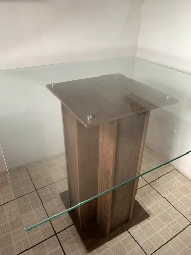 Mesa de Jantar com Tampo de Vidro e Base Amadeirada