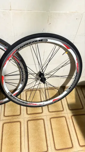 Par de rodas speed vzan futura com pneus.