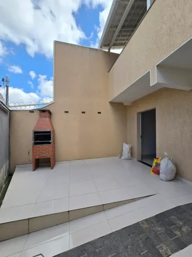 Casa c/ 03 quartos c/ 02 vagas c/ churrasqueira B. Europa - Contagem - MG