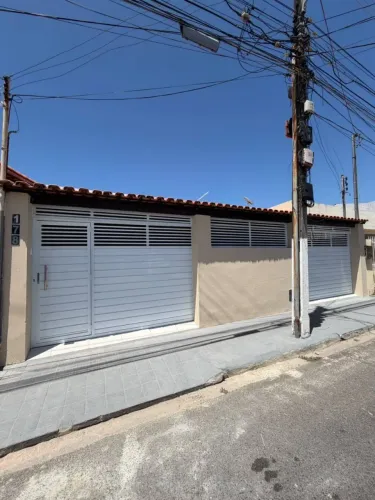 CASA AMPLA EM RUA PÚBLICA NO PONTO NOVO