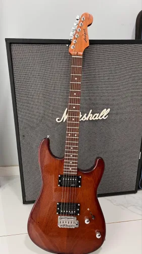 Guitarra Luthier estilo Charvel com Malagoli