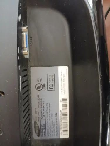 Monitor e teclado com os cabos 100reais tudo