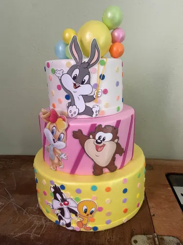 Vendo bolo fake menina baby looney tunes