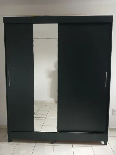 Guarda roupas preto fosco 2 portas de correr com espelho e pés