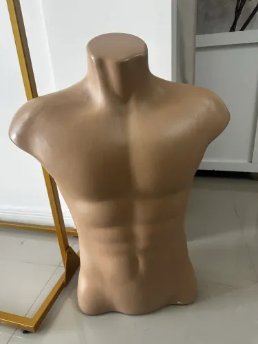 Manequim masculino meio corpo